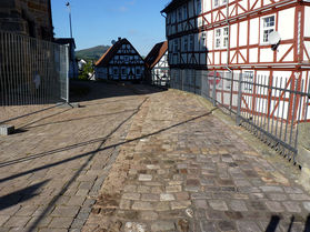 Fertigstellung der Treppe und der Pflasterarbeiten (Foto: Karl-Franz Thiede)